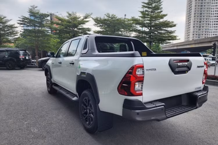 Với mức giá dự kiến từ 668 triệu đồng, thì Toyota Hilux có phần dễ tiếp cận hơn so với thời điểm trước khi có sự tương đương với hai đối thủ trực tiếp gồm Ford Ranger từ 665 triệu đồng hay Mitsubishi Triton từ 650 triệu đồng, chỉ cao hơn Mazda BT-50 từ 554 triệu đồng hay Isuzu D-Max từ 650 triệu đồng.