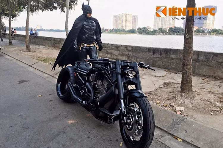 Mẫu xe độ nguyên bản từ V-Rod Muscle xuất hiện tại Sài Gòn đã được chủ nhân thay đổi khá nhiều về phần ngoại hình. Chiếc xe mang phong cách chiến binh với các đường nét cực kỳ sáng tạo.
