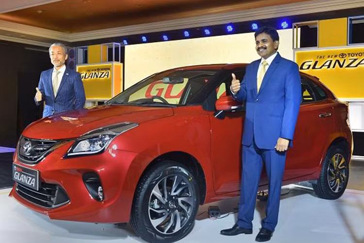 Hãng xe Nhật Bản mới đây đã chính thức giới thiệu mẫu xe hatchback giá rẻ Toyota Glanza 2019 mới tới các khách hàng Ấn Độ. Đây thực chất là phiên bản đổi tên và thay logo của mẫu hatchback hạng B Suzuki Baleno như một phần trong thỏa thuận hợp tác giữa 2 thương hiệu.