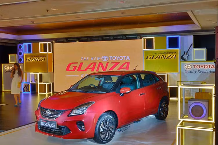 Về ngoại hình, mẫu xe giá rẻ Toyota Glanza 2019 sở hữu thiết kế ngoại thất và nội thất về cơ bản là giống hệt Suzuki Baleno. Nếu không kể logo thì chi tiết ngoại thất khác với Suzuki Baleno duy nhất của Toyota Glanza 2019 chính là lưới tản nhiệt mạ crôm với 2 nan nằm ngang trên đầu xe.