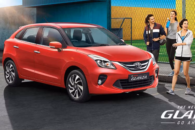 Tại thị trường Ấn Độ, giá xe Toyota Glanza 2019 dao động từ 721.900 cho đến 890.200 Rupee (tương đương khoảng 243,6 đến 300,4 triệu đồng). Giá bán này cho một mẫu xe hatchback cỡ B có lẽ sẽ khiến không ít người Việt phải "phát thèm". Xe sẽ có tổng cộng 4 bản trang bị khác nhau.