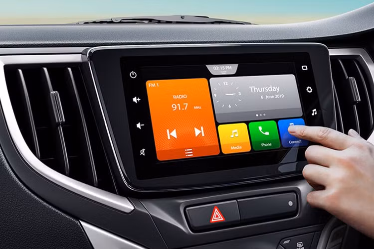 Toyota Glanza 2019 tại Ấn Độ gồm 2 bản trang bị là G và V. Các trang bị bao gồm; kính cửa sổ ngăn tia UV, điều hòa tự động, hệ thống thông tin giải trí với màn hình cảm ứng 7 inch, hỗ trợ Apple CarPlay/Android Auto và hệ thống định vị dựa trên điện thoại thông minh. Phần lớn những tính năng chính này đều được trang bị tiêu chuẩn.