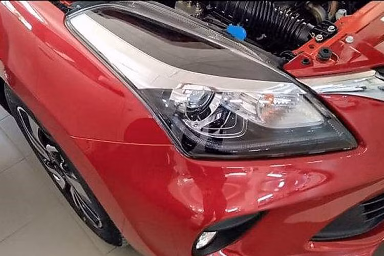 Toyota Glanza có ngoại hình gần như giống hệt Suzuki Baleno, chỉ khác ở lưới tản nhiệt và logo. Tuy nhiên, phần đầu cuat Glanza 2019 mới trông bắt mắt và mạnh mẽ hơn so với " người đồng hương" Suzuki Baleno.
