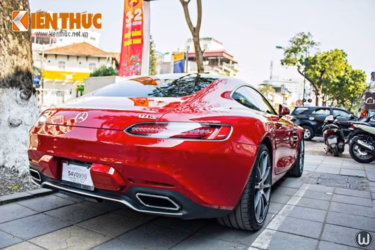Mercedes-AMG GT S sở hữu cản trước xe với hốc gió lớn mở rộng ra hai bên giúp tăng tính hầm hố cho đầu xe. Đuôi xe nổi bật với cụm đèn hậu thiết kế ôm lấy đuôi xe và cụm ống xả kích thước lớn đầy uy lực.