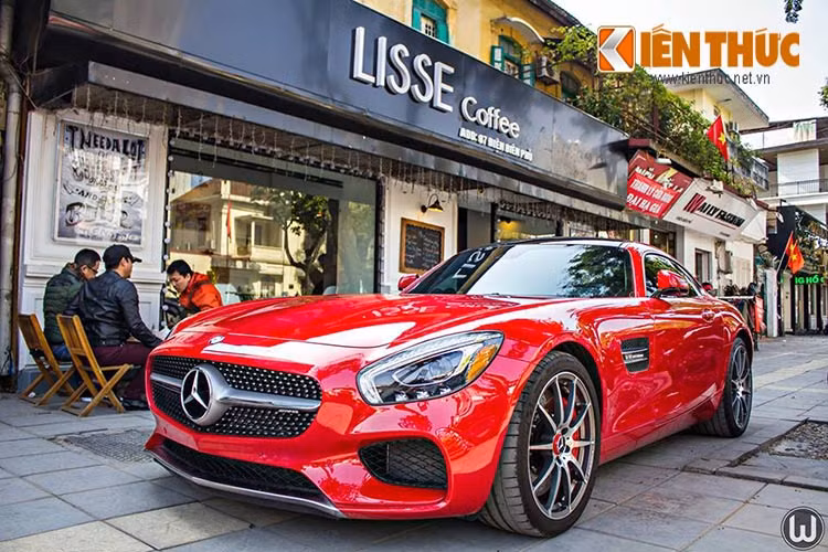 Chiếc Mercedes-AMG GTS xuất hiện trên phố Hà Nội là mẫu xe thứ hai được phát triển hoàn toàn độc lập bởi Mercedes-AMG. Xe sở hữu thiết kế trông khá giống với mẫu S65 AMG như nắp capô dài, mui xe nhô cao và hốc gió cỡ lớn.