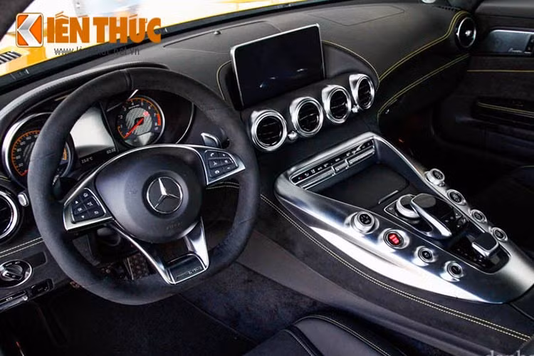 Bên trong Mercedes-AMG GT S được trang bị hàng loạt các tiện nghi cao cấp như: Ghế xe bọc da thể thao điều chỉnh điện cùng chức năng sưởi, bộ nhớ 3 vị trí cho ghế, tay lái &amp; gương chiếu hậu bên ngoài, màn hình trung tâm 8,4 inch, kết nối Bluetooth...