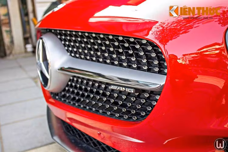 Thiết kế thể thao của AMG GT S thể hiện rõ ngôn ngữ “Sự thuần khiết gợi cảm” (Sensual Purity) với tỷ lệ thiết kế kinh điển, mũi xe dài, nắp capô cơ bắp, khoang lái được đẩy tối đa về phía sau và thiết kế đuôi xe dạng fastback năng động.