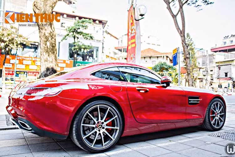  Dù được phát triển trên hệ thống khung gầm bằng nhôm của người anh em SLS nhưng GT S lại có chiều dài cơ sở ngắn hơn 50mm. Với cấu trúc động cơ đặt giữa ở phía trước và thân xe hợp kim nhôm siêu nhẹ với trọng lượng chỉ 1.645 kg. 