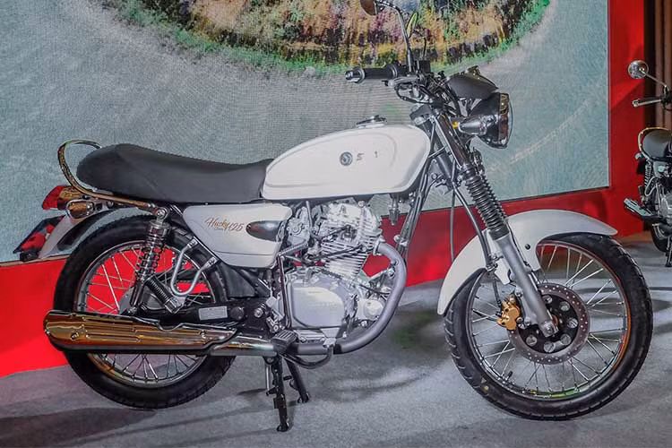 Theo đó, SYM Wolf phân phối phiên bản mới vẫn dùng động cơ 125cc nhưng tên được đổi thành Husky 125 Classic 2018. Xe có kích thước dài x rộng x cao lần lượt là 1.910 x 775 x 1055mm, khoảng cách 2 trục bánh xe 1.210mm, chiều cao yên so với mặt đất là 775mm.