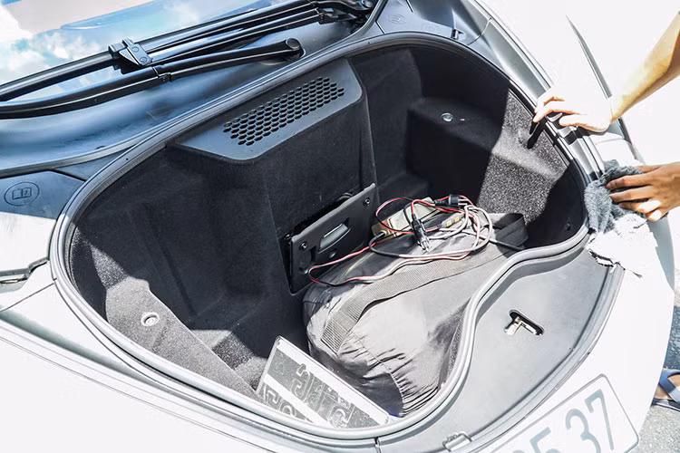 McLaren 570S mất khoảng 3,2 giây để tăng tốc từ vị trí xuất phát lên 100 km/h trước khi đạt vận tốc tối đa 328 km/h. Chiếc siêu xe McLaren 570S độ body kit 570-VX của hãng Vorsteiner có một không hai tại dải đất hình chữ S đã được nâng cấp lên ống xả của hãng độ FI.