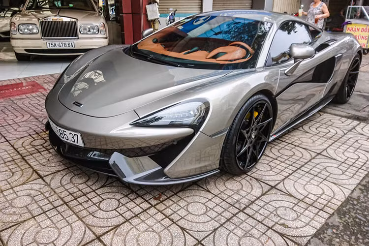 Số lượng dòng siêu xe McLaren tại Việt Nam hơn 25 chiếc với 3 xe thuộc phiên bản 570S, tuy nhiên, chỉ có duy nhất một chiếc McLaren 570S hàng hiếm được đăng ký biển số trắng (nộp đủ thuế), 1 chiếc McLaren 570S mang biển CV đã bị tịch thu do liên quan đến "ông trùm ma tuý" Văn Kính Dương đã nhận án tử. Ngoài ra còn có 1 chiếc McLaren 570S được mang từ Lào về Hà Nội định cư.