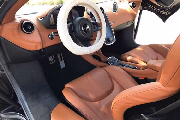 Nội thất của siêu xe 570S được Mclaren thiết kế vừa sang trọng, vừa thể thao. Số nút bấm điều khiển được tối giản, các tính năng được tích hợp vào màn hình cảm ứng. Đáng chú ý là những ghế ngồi của xe có khung được làm bằng sợi carbon siêu nhẹ, khiến trọng lượng xe giảm đáng kể.