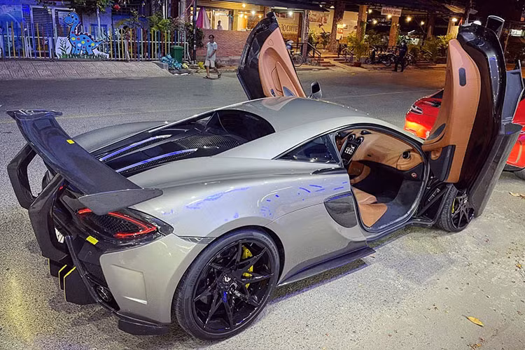 Siêu xe McLaren 570S độ Vorsteiner độc nhất Việt Nam được trang bị khối động cơ V8, tăng áp kép, dung tích 3,8 lít, sản sinh công suất tối đa 562 mã lực và mô-men xoắn cực đại 600 Nm.