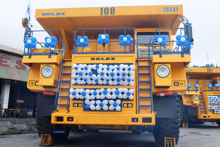 BelAZ là một hãng sản xuất những loại xe tải chuyên dụng đặc biệt đến từ đất nước Balarus, và sản phẩm cung cấp cho Việt Nam với tải trọng 130 tấn mới chỉ là loại trung bình, trong khi chiếc xe kỉ lục mà hãng này cung cấp có tải trọng siêu khủng rơi vào khoảng 430 tấn.