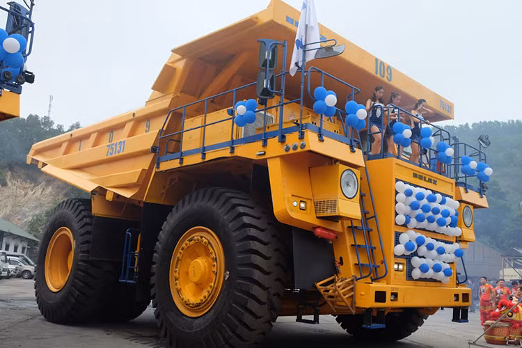 Xe tải tự đổ BelAZ-75131 có khả năng vận chuyển được 75,5m3 khối đất đá trong một chuyến. Được biết giá xe tải BelAZ-75131 trên thị trường hiện nay là khoảng 1,6 triệu USD (tương đương 35 tỷ Đồng).
