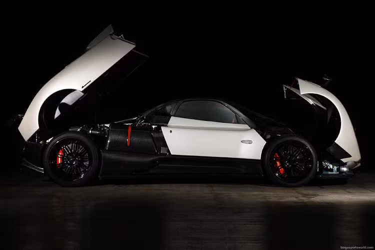 Pagani Zonda F Clubsport 24/25 được sản xuất và nhập khẩu vào Nhật Bản năm 2008 bởi đại lý Bingo Sports.