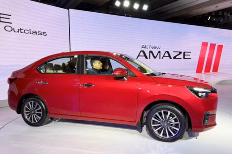 Mẫu xe sedan Honda Amaze 2025 gây ấn tượng với bộ khung được tái thiết kế hoàn toàn, toát lên vẻ hiện đại và cao cấp. Ngoại thất lấy cảm hứng từ Honda Accord, phần đầu xe là điểm nhấn quan trọng. Lưới tản nhiệt lớn được viền crôm bóng bẩy, kết hợp với cụm đèn pha LED projector.