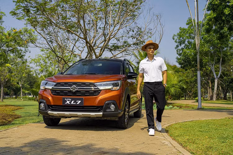 Thổi ngọn lửa nhiệt huyết vào dự án Bách 20, Hoàng Bách - nam ca sĩ của bản hit “Chạm vào vinh quang” không chỉ một lần nữa đốt cháy thế giới âm nhạc bên trong mình mà còn lan tỏa năng lượng sống tích cực đến mọi người. Mới đây, anh đã có những chia sẻ về đam mê, định nghĩa vinh quang cũng như tâm thế luôn sẵn sàng cho mọi khởi đầu mới, lấy cảm hứng từ chiếc xe Suzuki XL7 thế hệ mới.