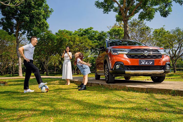 Với Hoàng Bách, cảm giác vinh quang không chỉ đến từ thành công rực rỡ mà tồn tại trong những mảnh ghép gần gũi của cuộc sống. Đặc biệt sau những biến động của năm 2020, nam ca sĩ nhận ra rằng chỉ cần giữ khỏe mạnh, được về nhà bình yên sau mỗi hành trình, đã gọi là thành tựu cho một năm dài. Mỗi người đều có thể chạm vào vinh quang của riêng mình, tận hưởng niềm vui khi có thể bảo vệ gia đình chu toàn. Đôi khi đó chỉ đơn giản là mua một chiếc xe ô tô để chất lượng cuộc sống trở nên tốt hơn.