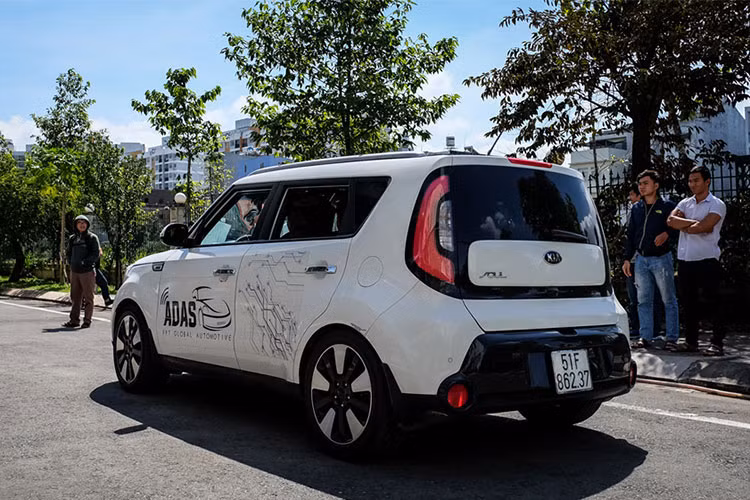 Xe được trang bị hệ thống camera ZED, radar Lidar cùng bộ xử lý đồ họa của Nvidia. Công nghệ lidar sử dụng ánh sáng cận hồng ngoại để mô phỏng hình dạng các vật thể xung quanh, giúp xe nhận diện ánh sáng và khoảng cách. Chế độ tự lái được bật tắt bằng một nút bấm, với ché độ lập trình có sẵn đã được kiểm nghiệm và điều chỉnh từ phía FPT.