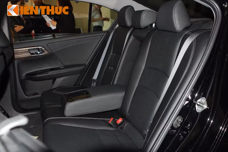 Ở hàng ghế cho người ngồi sau - khi ngả hàng ghế sau, Honda Accord 2016 có thêm không gian để đồ dài nhờ hộc lớn nối thông với cốp sau. Ngoài ra, chìa khóa mở từ xa thông minh của xe còn có khả năng mở cốp, nổ máy và bật điều hòa từ xa.