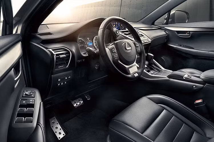 Đáng chú ý là bên trong nội thất, điều thất vọng dành cho khách hàng của thương hiệu xe sang Lexus chính là việc cửa sổ trời/mái toàn cảnh đã biến mất hoàn toàn trên NX 2019 mới. Trước đây, phiên bản Urban và F Sport của Lexus NX sẽ có mái toàn cảnh còn bản Premium có cửa sổ trời toàn cảnh.
