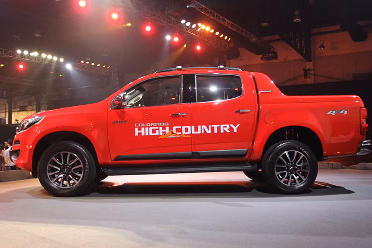 Chevrolet Colorado 2017 sở hữu ngoại hình hấp dẫn hơn, khỏe mạnh hơn nhiều so với phiên bản cũ. Xe được trang bị đèn phanh trên nóc, la-zăng hợp kim đa chấu với các tuỳ chon từ 16 đến 18 inch tuỳ từng phiên bản.