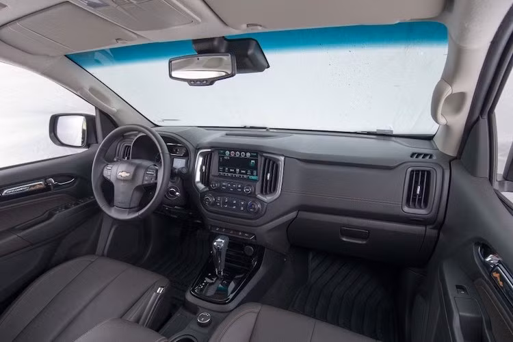 Ở bên trong, toàn bộ bảng táp-lô của Colorado cũng đã được Chevrolet thiết kế lại với hình dáng khỏe khoắn hơn và tăng tính công thái học đối với người lái. Ngoài ra, hãng còn cho biết rằng vật liệu được sử dụng trong nội thất cũng có bề mặt mềm mại hơn.