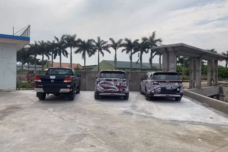 Ở lần nâng cấp này, mẫu Kia Sedona thế hệ thứ 4 sở hữu một diện mạo hoàn toàn mới với phong cách khỏe khoắn, cơ bắp khá giống với các dòng SUV, nguyên nhân là do mẫu xe này được phát triển dựa trên cơ sở gầm bệ mới. Theo đó, kích thước của xe cũng có sự thay đổi, chiều dài tăng thêm 40 mm và trục cơ sở được kéo dài thêm 30 mm so với thế hệ cũ.