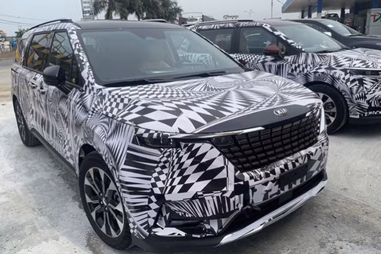 Sự xuất hiện của 2 chiếc xe đã gây bất ngờ, bởi Kia Sedona 2021 vẫn sẽ được lắp ráp tại nhà máy của THACO đặt tại khu kinh tế Chu Lai (Quảng Nam). Thông thường, những mẫu xe mới được doanh nghiệp Việt lắp ráp sẽ chạy thử xung quanh khu vực tỉnh Quảng Nam chứ chưa bao giờ đi xa như vậy và việc xuất hiện tại Ninh Bình – nơi được xem là “địa bàn” của Hyundai tại Việt Nam không khỏi khiến nhiều người thấy thú vị.