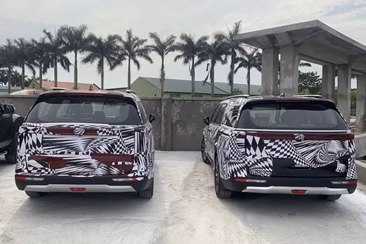 Đáng chú ý rằng, 2 chiếc Kia Sedona thế hệ mới bị bắt gặp trong tình trạng ngụy trang kín mít từ đầu đến chân với họa tiết thường thấy trên những chiếc xe chạy thử nghiệm lần cuối trước khi chính thức được ra mắt.