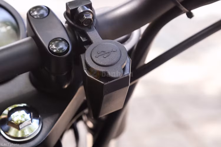 Tay lái của mẫu xe BX125 Classic này mang đậm phong cách tracker cổ điển, cao và rộng khá phù hợp cho những tín đồ chơi xe chinh phục những quãng đường dài mà không hề cảm thấy mệt mỏi. Bên cạnh đó, một cổng sạc USB nhỏ kèm nắp cao su chống nước gắn trên ghi-đông, giúp sạc các thiết bị di động trên hành trình dài.