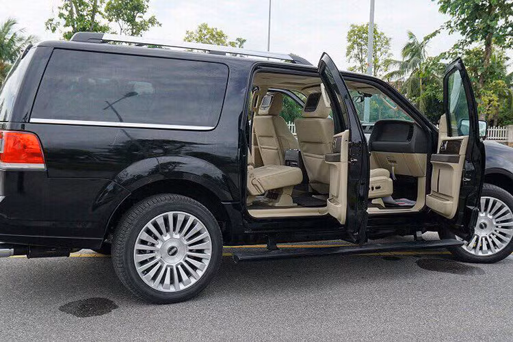 Bên trong nội thất xe được trang bị khá đầy đủ với vô-lăng 4 chấu bọc da và ốp gỗ cao cấp, nút khởi động và hệ thống thông tin giải trí MyLincoln Touch hiển thị trên màn hình cảm ứng 8 inch, lẫy chuyển số điều chỉnh và hàng ghế thứ 3 gập trợ lực...