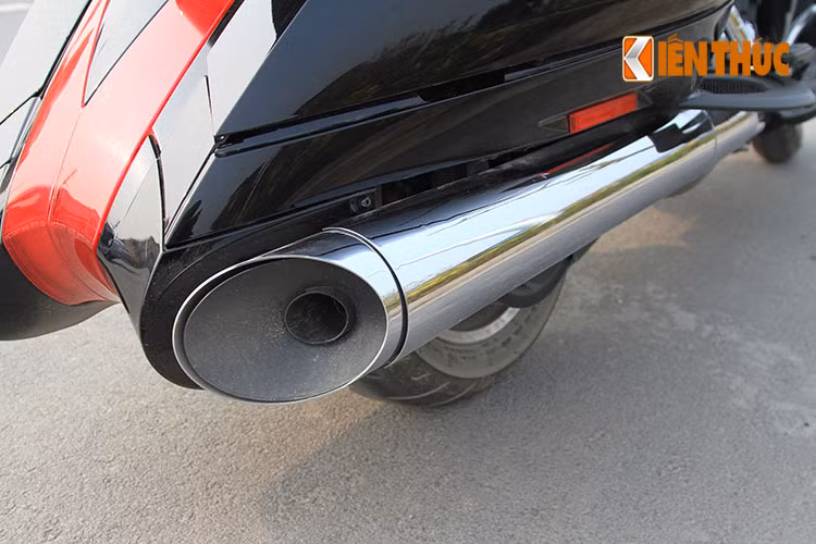 Xe sở hữu cặp ống xả lớn và dài, xuyên hai đường thẳng tắp và sáng quắc dưới gầm rồi kết thúc hài hoà ở phía sau, cùng cấu trúc đuôi xe thiết kế cực kỳ ấn tượng.