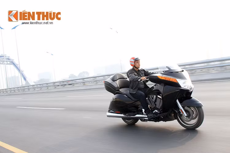 Cầm lái và khởi động xe, Vision Tour 2014 cho tiếng động cơ trầm ấm và êm ái. Dựng xe nặng nề là thế nhưng khi vào số 1 để di chuyển, xe lướt đi rất nhẹ nhàng. Sở hữu yên to bản và mút yên mềm, chiếc xe tạo cảm giác thoải mái khi điều khiển.