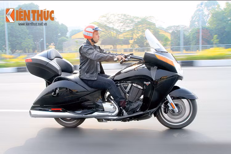 Với những cung đường hiểm trở, người điều khiển có thể vào những đoạn cua tay áo hay cua hình chữ S ở tốc độ 50-60 km/h một cách an toàn. Nhờ hệ thống chống bó cứng phanh ABS tiêu chuẩn Vision Tour 2014 xứng danh với cái tên “Phi thuyền trên cạn” mà nhiều người chơi xe đặt cho. 