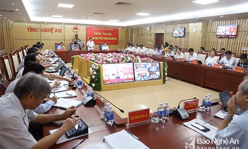 Chủ tịch UBND tỉnh Nghệ An phát biểu tại cuộc họp giao ban 6 tháng đầu năm 2018. Ảnh: Báo Nghệ An.