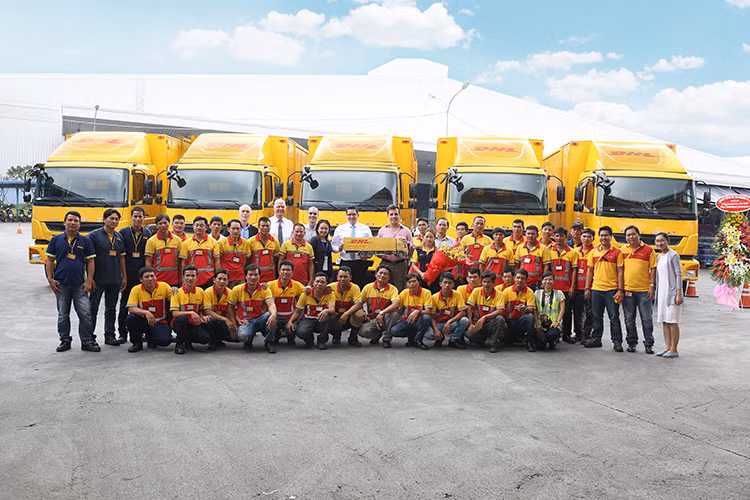  Fighter FJ 24 tấn được phân phối tại thị trường Việt Nam với 3 màu tiêu chuẩn: trắng, vàng, và cam với mức giá 1,299 tỷ (đã bao gồm VAT). Với việc ký kết hợp đồng 18 xe FUSO Fighter FJ 24 tấn cho công ty hậu cần hàng đầu thế giới DHL Supply Chain càng củng cố thêm vị thế của thương hiệu xe thương mại đình đám này tại thị trường Việt.