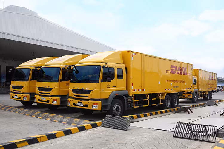 Theo ông Nguyễn Duy Đoàn, Giám đốc Kinh doanh &amp; Tiếp thị Xe thương mại Daimler phát biểu: “Việc bàn giao 18 xe tải nặng FUSO Fighter FJ 24 tấn cho công ty hậu cần hàng đầu thế giới DHL là tín hiệu đáng mừng. Mối quan hệ hợp tác chiến lược giữa DHL và FUSO là điển hình của sự tương tác trong hoạt động kinh doanh hướng đến thành công”.