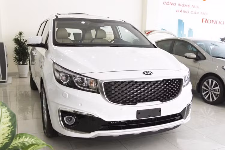 Sedona mang đến cho khách hàng hai phiên bản động cơ gồm bản động cơ dầu 2.2 lít và bản cao cấp hơn trang bị động cơ xăng 3.3 lít. Ở bản động cơ xăng V6, dung tích 3.3 lít, công suất 266 mã lực tại vòng tua 6.400 vòng/phút và mô-men xoắn cực đại 318Nm tại vòng tua 5.200 vòng/phút. Cả hai đều trang bị hộp số 6 cấp và dẫn động cầu trước.