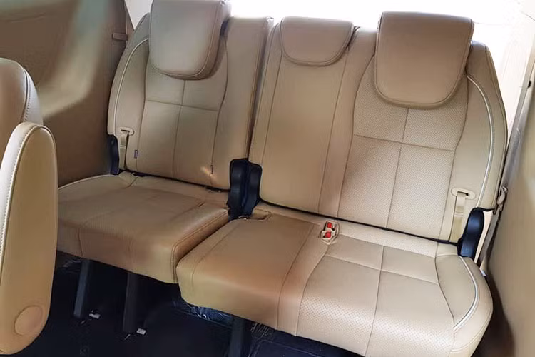 Thêm vào đó là 2 túi khí tiêu chuẩn và 6 túi khí ở bản Platinum. Ngoài ra, Kia Kia Sedona 2019 bản Platinum còn có những "đặc ân" như phanh tay điện tử, hệ thống cảnh báo điểm mù và khóa cửa tự động theo tốc độ. Nằm bên dưới nắp capô của Kia Sedona 2019 tại Việt Nam là 2 tùy chọn động cơ khác nhau.
