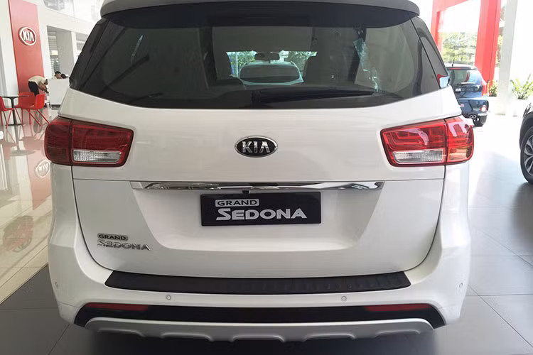 Trong khi đó ở đuôi xe của mẫu MPV 7 chỗ nhà Kia sẽ chỉ được bổ sung cản sau thiết kế 3D phong cách thể thao, chính giữa nắp khoang hành lý có một dải crôm., cụm đèn hậu LED và kính sau tối màu.