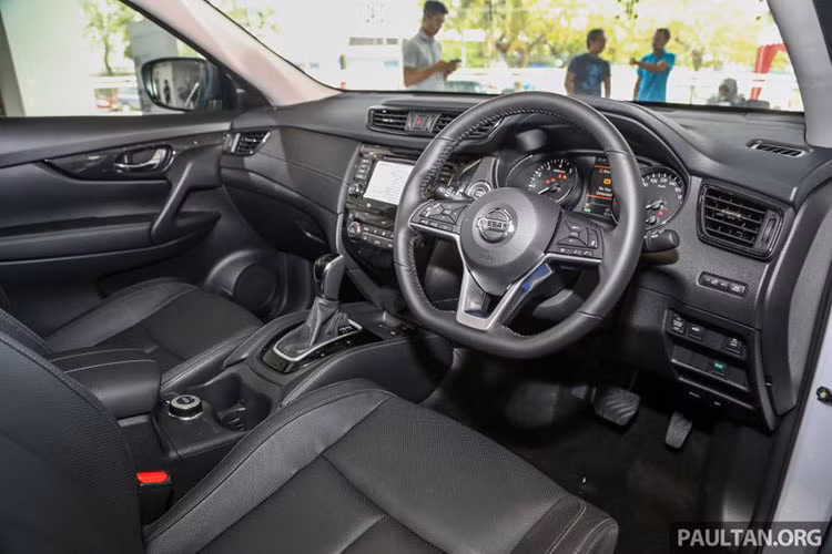 Bên trong Nissan X-Trail 2019 có vô lăng hình chữ D mới, tích hợp nút điều khiển 4 hướng, ghế bọc da, điều hòa tự động 2 vùng và màn hình cảm ứng của hệ thống thông tin giải trí. Những trang bị mới khác của mẫu crossover 5+2 bao gồm cửa cốp chỉnh điện có thể mở bằng cách đá chân bên dưới cản sau và hệ thống thông tin giải trí A-IVI với màn hình cảm ứng 7 inch. 