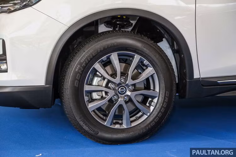 Đặc biệt, khung thềm cửa bên của Nissan X-Trail 2019 mới cũng được mạ chrome và la zăng hợp kim nhôm 19 inch 2 tông màu giúp chiếc xe thuộc dòng SUV của hãng xe Nhật có cảm giác thanh thoát hơn.