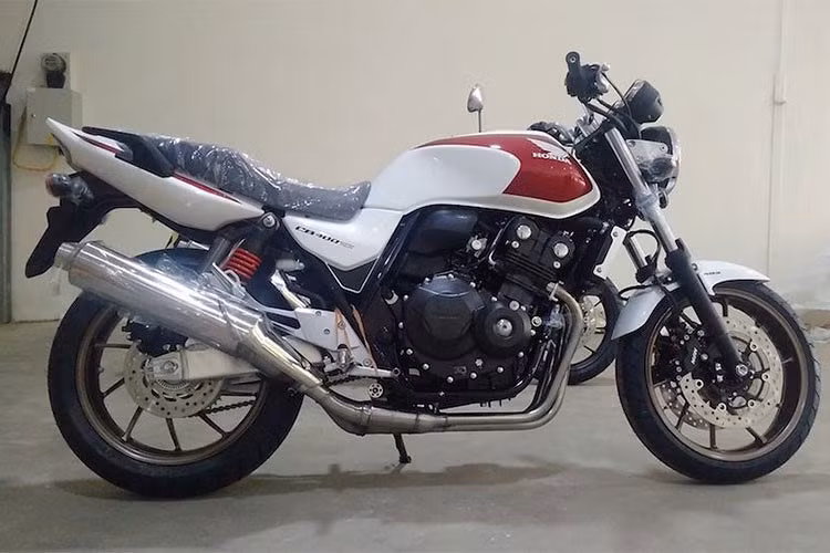 Chiếc xe đang được bày bán tại Showroom Honda Dream tại thị trường Nhật Bản với mức giá bán từ 858.600 Yên (khoảng 178 triệu đồng) đến 1.058.400 Yên (khoảng 219 triệu đồng). Những chiếc xe Honda CB400 phiên bản mới chưa được bán chính hãng tại Việt Nam, nhưng được đại lý tư nhân nhập khẩu về với mức giá gần 400 triệu đồng.