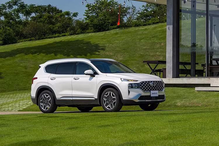 Tương tự Ford Everest, Hyundai SantaFe cũng có một tháng kinh doanh thành công hơn với doanh số tăng 108,8% lên 470 xe. Kết quả bán hàng này giúp mẫu xe Hàn Quốc chiếm vị trí thứ 2 trong làng SUV hạng D tại Việt Nam. Hiện Hyundai SantaFe đã được áp dụng giá mới, dao động từ 969 triệu đến 1,299 tỷ đồng, giảm 86 - 176 triệu đồng, tùy phiên bản.