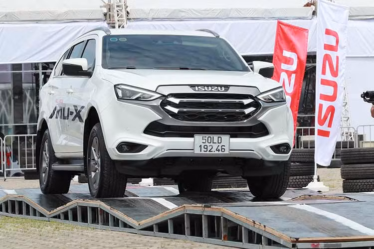 Vị trí cuối cùng trong thuộc về Isuzu MU-X ế nhất phân khúc với doanh số chỉ 29 xe. So với tháng 8/2023, doanh số của mẫu xe này đã tăng đến 123%. Tuy có giá bán thuộc hàng thấp nhất phân khúc, dao động từ 911 triệu đến 1,25 tỷ đồng, nhưng Isuzu MU-X lại không được ưa chuộng tại Việt Nam, một phần là vì thiết kế kém nịnh mắt hơn các đối thủ. 