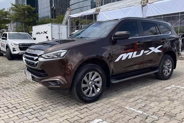 Mẫu SUV Nhật Bản này dùng động cơ diesel 4 xi-lanh, dung tích 1.9L, sản sinh công suất tối đa 150 mã lực tại tua máy 3.600 vòng/phút và mô-men xoắn cực đại 350 Nm tại dải tua 1.800 - 2.600 vòng/phút. Ở phiên bản cao cấp nhất, động cơ sẽ được kết hợp cùng hệ dẫn động 4 bánh và hộp số tự động 6 cấp. Các phiên bản còn lại sẽ đi kèm hệ dẫn động cầu sau. 