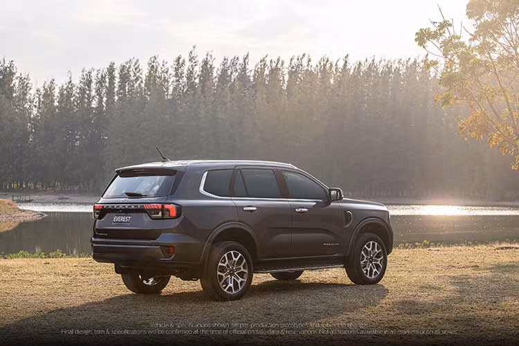 Mức giá xe Ford Everest dao động từ 1,099 - 1,499 tỷ đồng cho 5 phiên bản, và không được ưu đãi 50% lệ phí trước bạ vì là xe nhập khẩu nguyên chiếc. Xe có 2 tùy chọn động cơ. Thứ nhất là máy dầu tăng áp đơn, dung tích 2.0L, hộp số tự động 6 cấp. Thứ hai là động cơ dầu tăng áp kép, dung tích 2.0L, hộp số tự động 10 cấp và chỉ dành cho bản cao cấp nhất.
