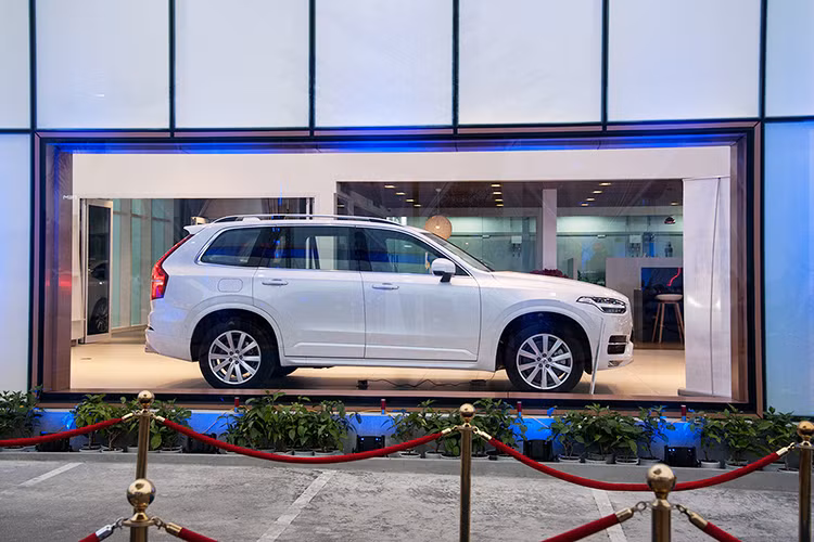 Theo đại diện của hãng xe Volvo tại thị trường Việt Nam, trong thời gian đầu chân đến thị trường giàu tiềm năng này, hãng chưa đặt nặng vấn đề doanh số. Thay vào đó là việc giới thiệu đến người dùng Việt những mẫu xe có thiết kế mới và được tích hợp công nghệ hiện đại.